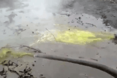 Selon ArcelorMittal, «la coloration jaune des boues visibles sur la vidéo est liée à la nature même du produit et à sa teneur en fer et en chlorure». (Photo: Capture d'écran / Archives)
