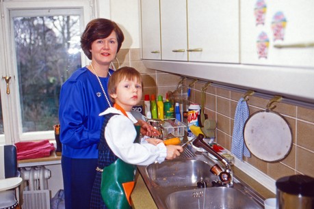 Pour éviter d’avoir recours au sirop pour la toux trop vite, la cuisine peut être un excellent moyen d’occuper ses enfants pendant les vacances en confinement, qui s’annoncent… (Photo: United Archives GmbH/Alamy Stock Photo)