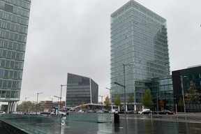 La tour d’Allen & Overy se fait discrète par rapport aux tours jumelles de la Commission européenne à l’entrée du Kirchberg. ((Photo: Paperjam))