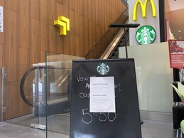 Barré et à l'arrêt, l'escalator mène habituellement vers le fast food du premier étage. ((Photo: Paperjam))