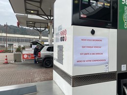 À Dudelange, à la frontière avec la France, une des deux stations est fermée. Un seul automobiliste remplit ses bidons. Indifférent aussi aux panneaux sur chaque pompe. ((Photo: Paperjam))