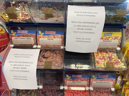Les bacs à bonbons sont scotchés. Coronavirus oblige. ((Photo: Paperjam))