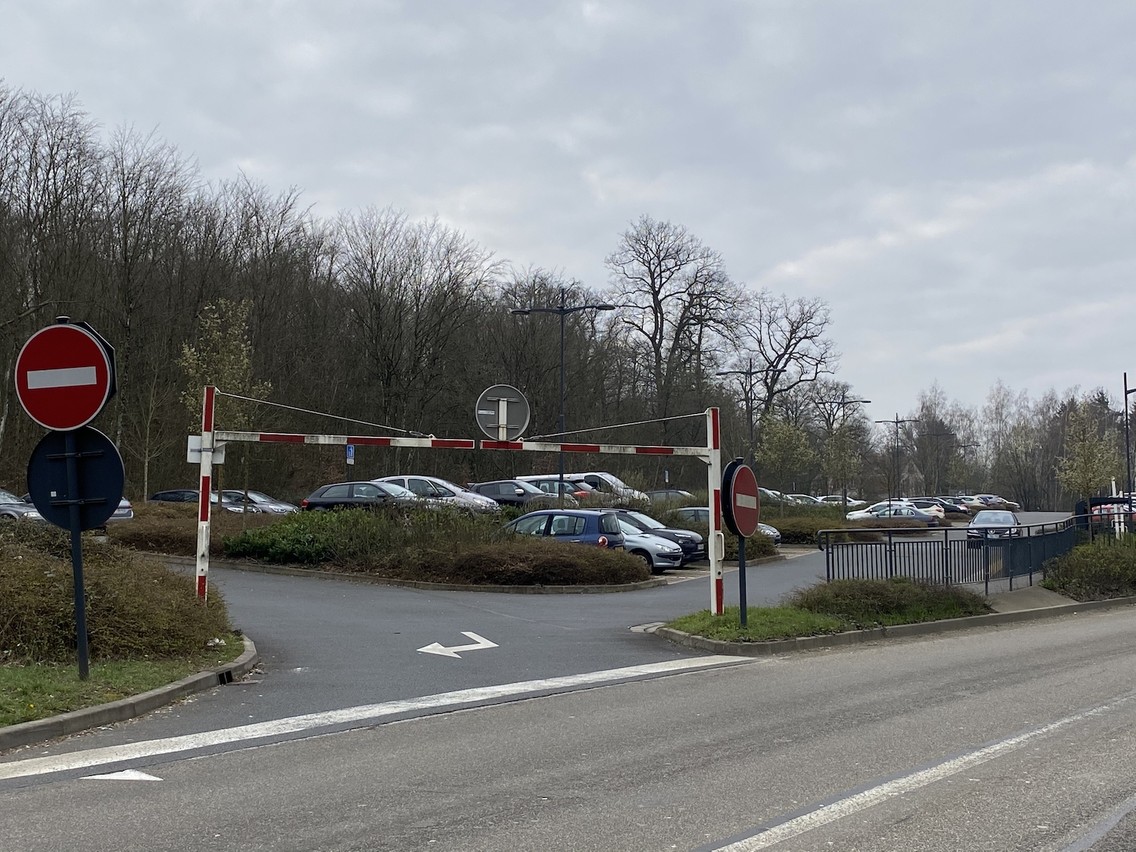Le parking de covoiturage de Veymerange, à côté de Thionville. Plein aux trois quarts. Comme les autres parkings relais de ce type qu’utilisent les frontaliers pour covoiturer. (Photo: Paperjam)