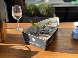 Six huîtres Gillardeau et un petit pinot blanc au soleil, voilà comment aborder les fêtes avec style! (Yasen Sarelakos )
