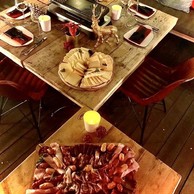 Le Rooftop Chalet propose une formule raclette à volonté. (Rooftop Chalet & Beach Bar)