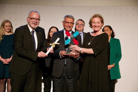 Werner Hoyer, président de la BEI (à gauche), et Paulette Lenert, ministre de la Coopération et de l’Action humanitaire, ont remis le Prix européen de la microfinance à l’assureur kényan Apa Insurance Ltd. (Photo: European Microfinance Award\Studion)