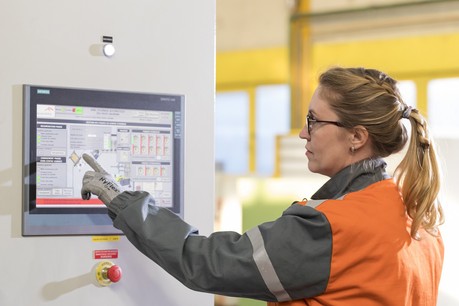 Parmi les applications déjà utilisées par ArcelorMittal, un casque de réalité virtuelle permet une revue de conception d’un équipement en construction à Dunkerque. (Photo: Mark Mercer pour ArcelorMittal)