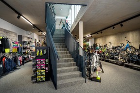 Le rez-de-chaussée, consacré aux vélos pour la famille, sur route ou en VTT, ainsi qu’aux accessoires. ((Photo: Nader Ghavami))