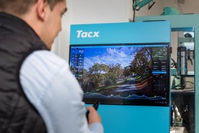 L’entraînement se prolonge aussi en intérieur avec un système baptisé Tacx. ((Photo: Nader Ghavami))