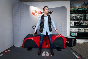 Lorsque l’achat plaisir dépasse facilement la barre du millier d’euros, le client attend une ergonomie optimale. L’entreprise a choisi d’investir quelque 35.000 euros dans un système de réglage en fonction de la morphologie du cycliste. À l’image, Julian Chapron, un des 12 employés du magasin. ((Photo: Nader Ghavami))