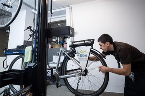 Une partie des réparations effectuées sur place concerne aussi des sociétés de location de vélos. ((Photo: Nader Ghavami))