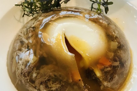Une viande fondante et un œuf mollet sont les atouts gourmands de l’aspic du Windsor. (Photo: Paperjam)