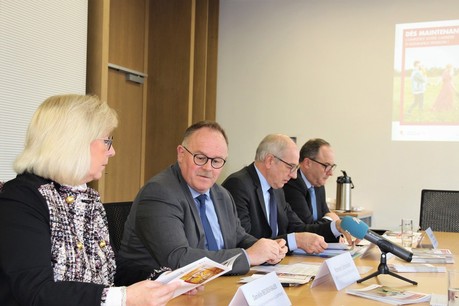 Danielle Becker-Bauer, présidente du CNFL; Romain Schneider, ministre de la Sécurité sociale; Fernand Lepage, président de la CNAP; et Claude Seywert, président du CCSS, ont présenté une campagne d’information sur l’assurance pension. (Photo: ministère de la Sécurité sociale)