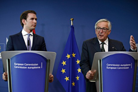 Le chancelier autrichien Sebastian Kurz, ici aux côtés de Jean-Claude Juncker en 2018, a annoncé la réouverture des magasins de moins de 400m2 dès la mi-avril. Mais se dit prêt à revenir en arrière si les consignes sanitaires ne sont pas suivies. (Photo: Shutterstock)
