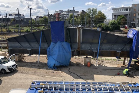 Les éléments métalliques de grandes dimensions qui serviront à la nouvelle structure du pont ont été livrés. (Photo: Schroeder & Associés)