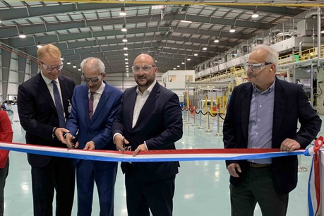 Le ministre de l’Économie, Étienne Schneider, a coupé le ruban, entre, à sa droite, le vice-président global en charge des opérations et de la logistique, Kamran Kian, et à sa gauche, le directeur du site, Eric Moncousin. (Photo: Paperjam)