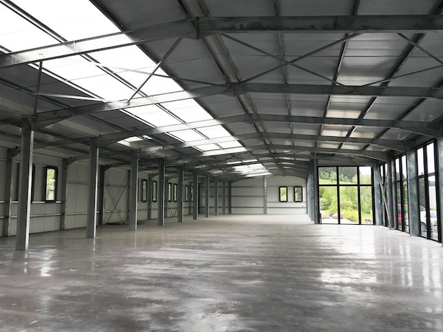 La structure métallique standardisée permet des adaptations multiples, de la vigne à l’industrie. (Photo: batimentsmoinschers.com)