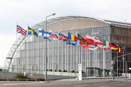 «La BEI mettra fin au financement des projets liés aux énergies fossiles à partir de la fin de 2021. Le financement futur accélérera l’innovation en matière d’énergie propre, l’efficacité énergétique et les énergies renouvelables», a annoncé la Banque européenne d’investissement, dont le siège est à Luxembourg. (Photo: Shutterstock)