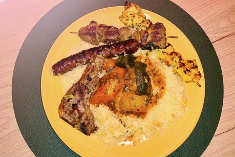 Royal, poulet, agneau, végétarien, kefta, méchoui, fassi... Le couscous joue la variété au Riad! (Photo : Maison Moderne)