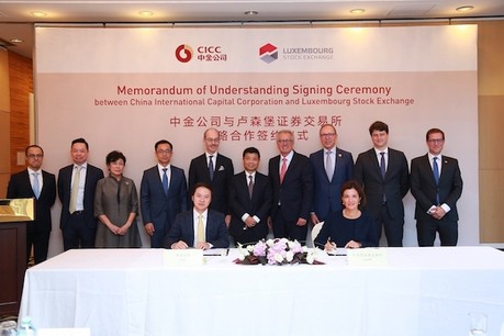 Julie Becker, pour la Bourse de Luxembourg, a signé un protocole d’accord avec Xu Yicheng, secrétaire du conseil d’administration de CICC. (Photo: Bourse de Luxembourg)