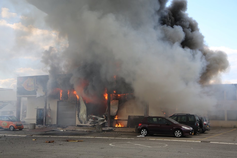 À Esch, l’explosion a eu lieu dans un local de stockage du restaurant-épicerie «Tutti Frutti». (Photo: CGDIS/Raymond Brausch)