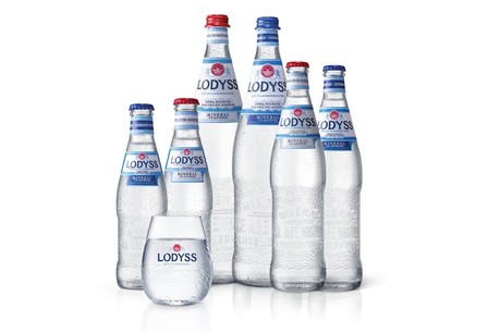 La gamme d’eaux Lodyss est déclinée en plate et légèrement pétillante, en quart, demi et un litre, uniquement en verre consigné. (Photo: Brasserie Nationale)