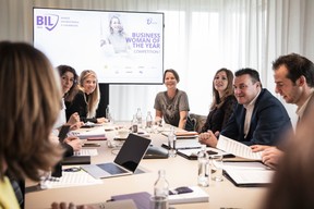 Le jury composé de représentants de la banque et des partenaires du concours a rendu son délibéré. ((Photo: Jan Hanrion / Maison Moderne))