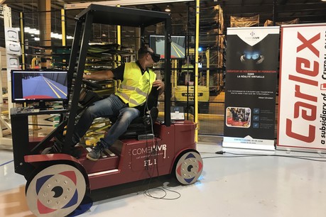 «Le but est que les salariés, dont le métier n’est pas celui de cariste, se rendent compte que c’est un poste qui peut être dangereux pour les piétons, afin qu’ils soient plus attentifs dans les allées de l’usine», explique Fabien Muller, formateur cariste au sein de Carlex Luxembourg. (Photo: Paperjam)