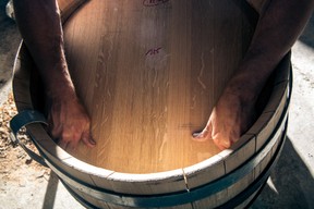 La Tonnellerie de Champagne se porte garante de la transmission d’un savoir-faire séculaire. ((Photo: Michaël Boudot/Terre de Vins))