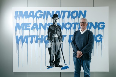 Eugène Chaplin, devant une œuvre reprenant le personnage de Charlot, interprété par Charlie Chaplin. (Photo: Romain Gamba)
