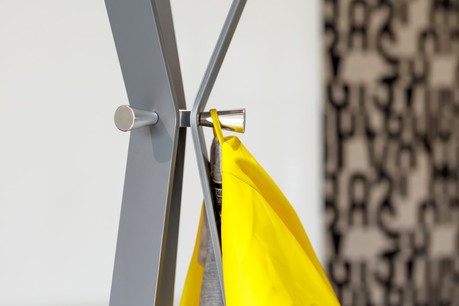 Le portemanteau est un accessoire important dans un espace de bureau. (Photo: Cascando)