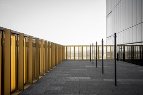 Y compris sur la terrasse, on retrouve le même langage architectural que dans le reste du bâtiment. ((Photo: Patricia Pitsch/Maison Moderne))