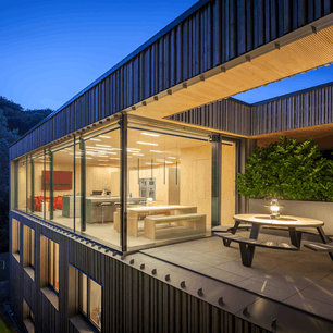 Les différentes sources de lumière permettent de créer des ambiances différentes dans cette maison conçue par Arttek. (Photo : Steve Troes)