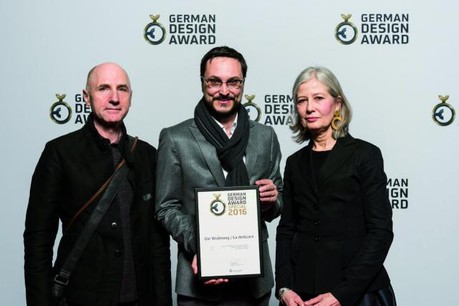 Albert Seyser et Babeth Neiers (Rose de claire) entourent l'heureux directeur du CNL, Claude D. Conter. (Photo: Lutz Sternstein)