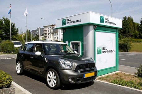 Le drive-in, librement accessible pour le public, permet de retirer de l’argent facilement sans quitter son véhicule. (Photo: BGL BNP Paribas)