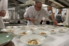 En cuisine, le chef Paul Fourier adore partager son amour de la gastronomie belge. ((Photo: Paperjam))