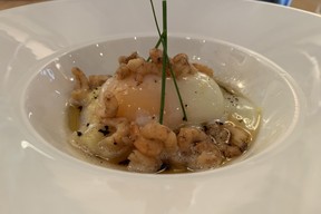 L’œuf parfait, purée de pommes de terre, crevettes de la mer du Nord et beurre noisette: un délice. ((Photo: Paperjam))