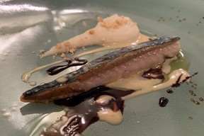 Une association originale: filet de maquereau grillé, céleri-rave fumé, huile de colza. ((Photo: Paperjam))