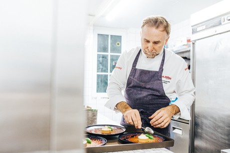 Cyril Molard, seul chef «deux étoiles» du Luxembourg, met plus que jamais ce dernier en lumière en intégrant «Les Plus Grandes Tables du Monde». (Photo: Edouard Olszewski)