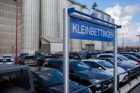 À Kleinbettigen, les places sont assez peu nombreuses autour de la gare et très vite occupées. «Pour le moment, les CFL y mènent toujours des travaux», informe le bourgmestre Guy Pettinger. «Mais une fois ceux-ci terminés, il n’y aura qu’une dizaine de places en plus par rapport au quota déjà disponible. Ce n’est évidemment pas assez.» (Photo: Matic Zorman/Maison Moderne)