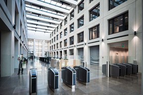 Entre les deux bâtiments, une rue intérieure couverte sert de hall d’accueil. ((Photo: Nader Ghavami) )