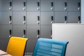Chaque employé dispose d’un casier pour ses affaires personnelles. Mot d'ordre: le «clean desk» en fin de journée. ((Photo: Nader Ghavami) )