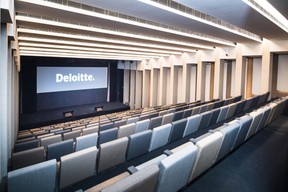 Un vaste auditorium peut accueillir jusqu’à 200 personnes. ((Photo: Nader Ghavami))