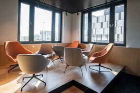 La salle de restauration peut être utilisée pour des réunions en dehors des heures de table. ((Photo: Nader Ghavami))