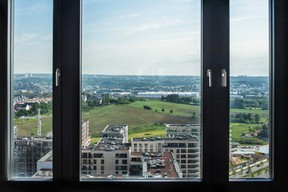 Vue sur le quartier depuis le 16e étage. ((Photo: Nader Ghavmi))