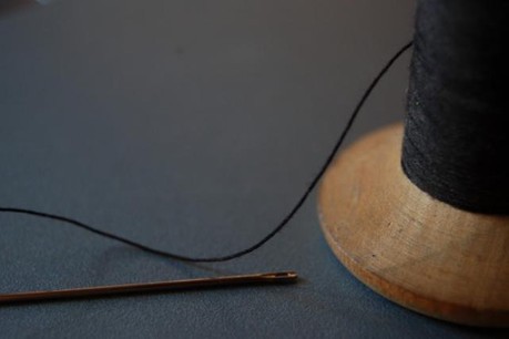 Des ateliers pour découvrir ou perfectionner la couture. (Photo: KoS / Wikimedia Commons)