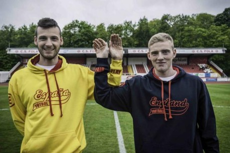 Les joueurs de l’équipe nationale luxembourgeoise de foot se sont prêtés et jeu. (Photo: Knätsch)