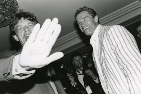 La star protégeant son visage est devenu un classique de l'image de paparazzi. (Photo: © Jean Pigozzi/Centre Pompidou)