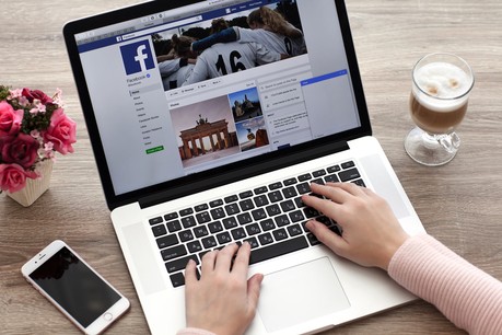Si les juges de la Cour de justice de l’UE suivent les conclusions de l’avocat général, les réseaux sociaux seront tenus de rechercher et de supprimer ou de bloquer tous les contenus identiques voire équivalents à un contenu signalé comme diffamatoire par un utilisateur. (Photo: Shutterstock)