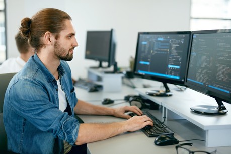 Robotisation – Les jeunes seraient plus touchés par la robotisation en raison de la nature de leurs emplois, plus souvent dans les services digitaux. (Photo: Shutterstock)